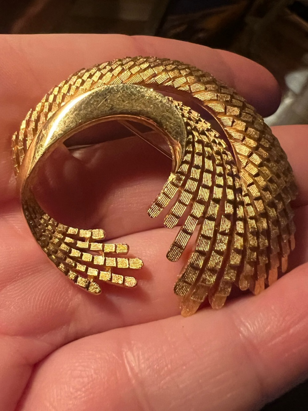Vintage Crown Trifari Goldtone Wave Brooch Pin Curved Feather Motif Swirl